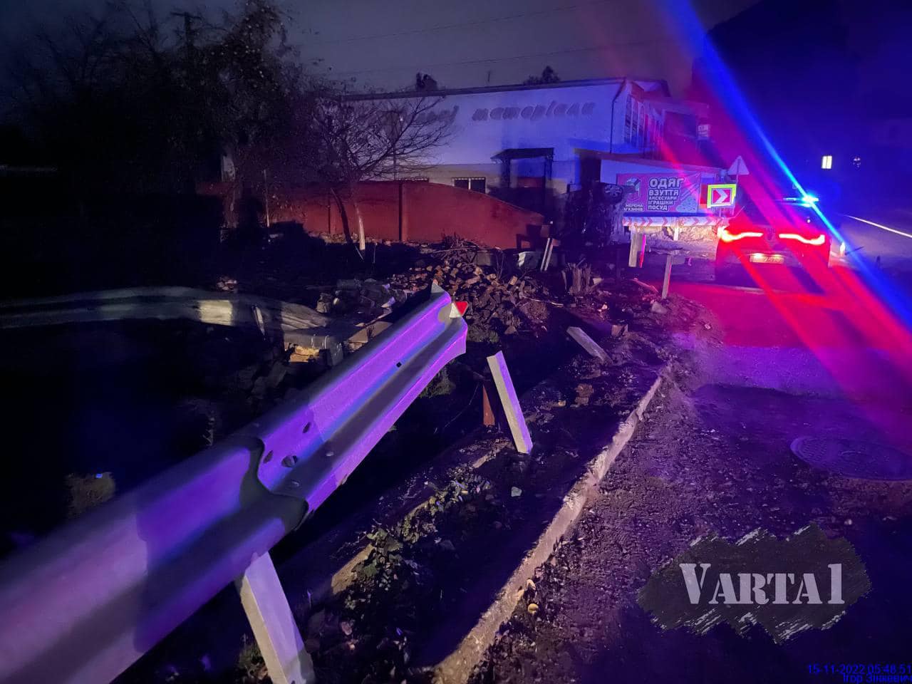 Неподалік Львова автомобіль влетів у відбійник і перектворився на металобрухт