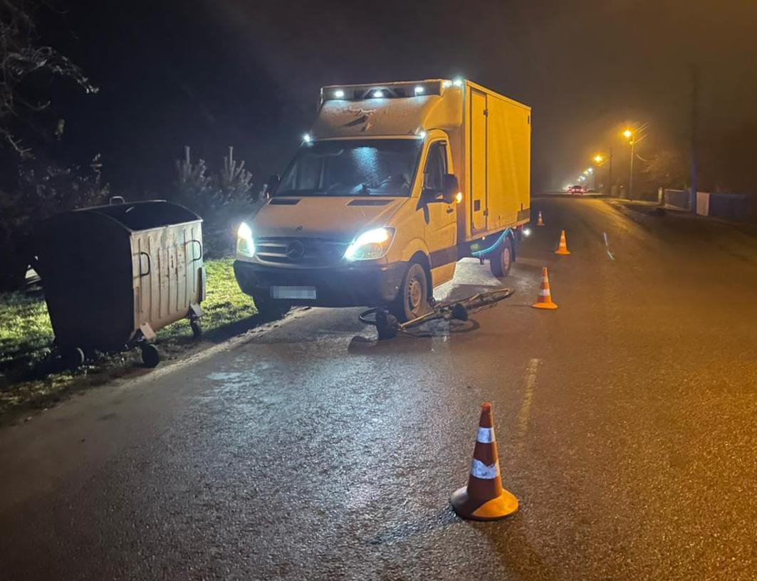 Біля Львова велосипедист потрапив під колеса автомобіля