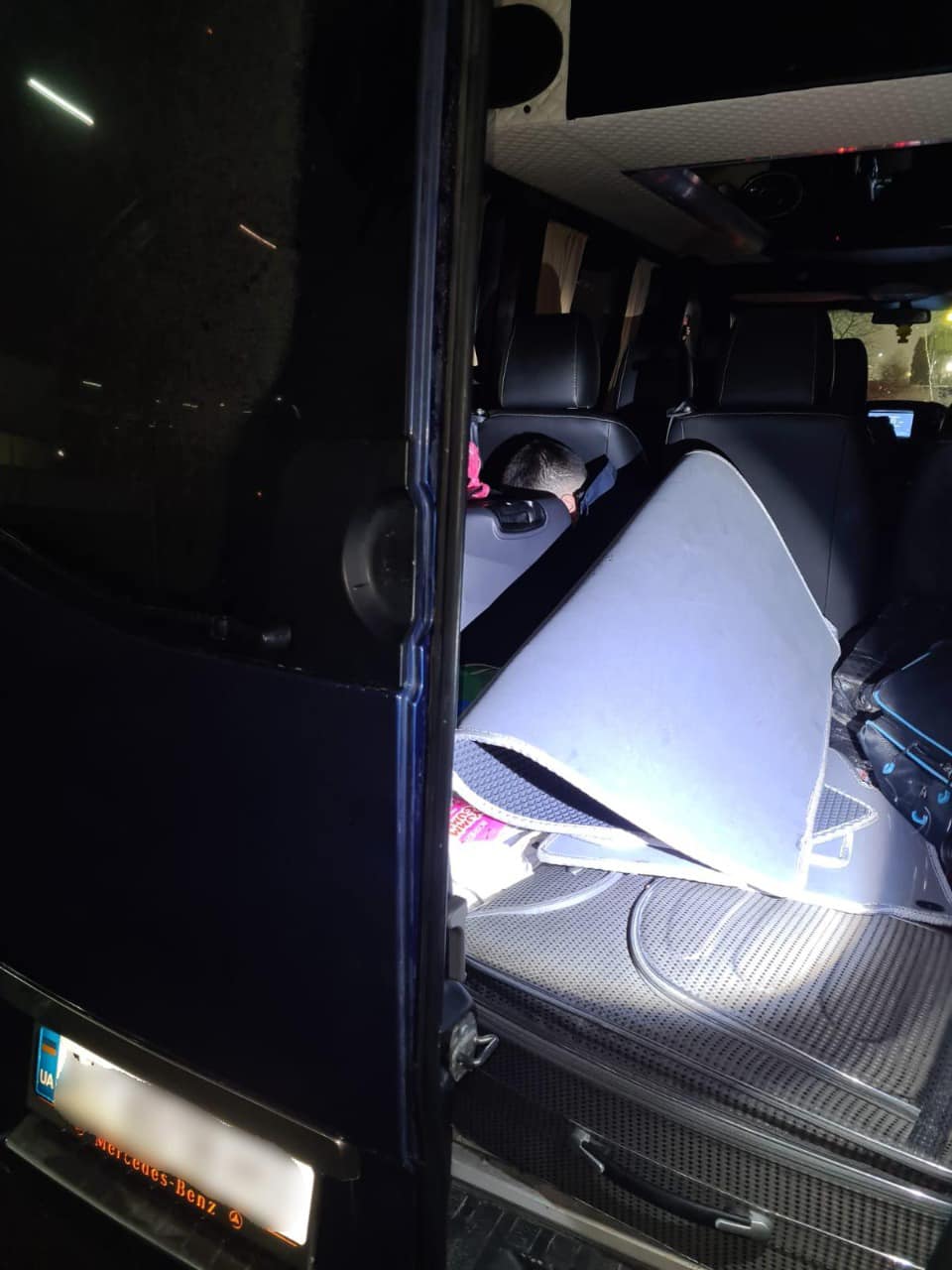 Один в багажнику, інший – пішки: на Львівщині двоє ухилянтів намагалися виїхати за кордон