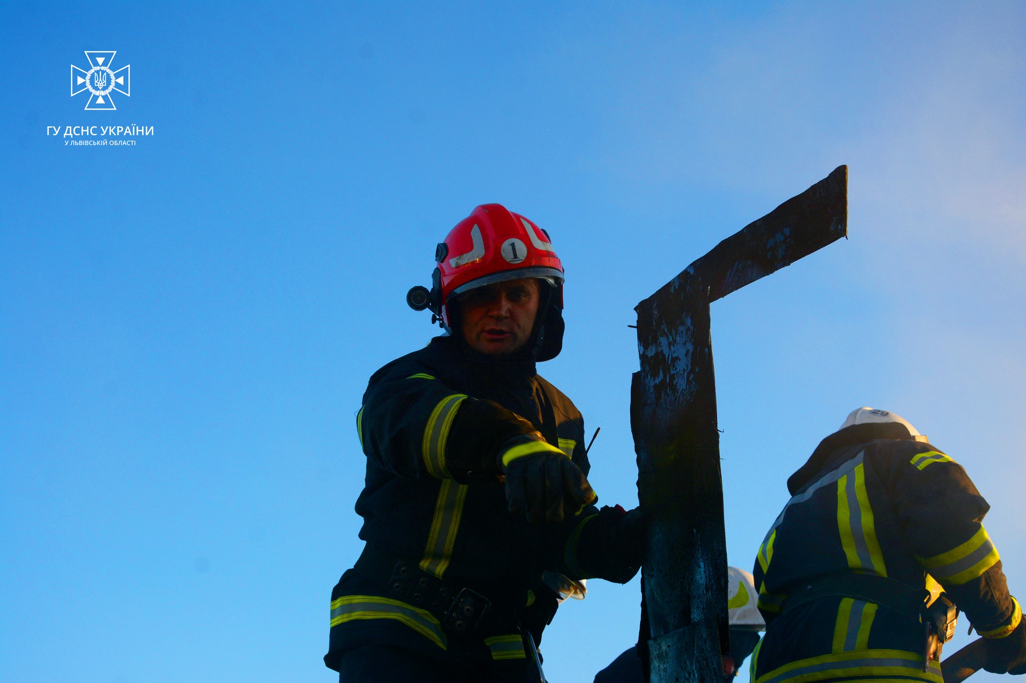 Рятувальники гасили пожежу у львівському будинку майже дві години