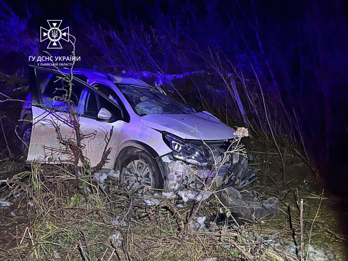 Через ДТП на Львівщині рятувальники водія вирізали з автомобіля