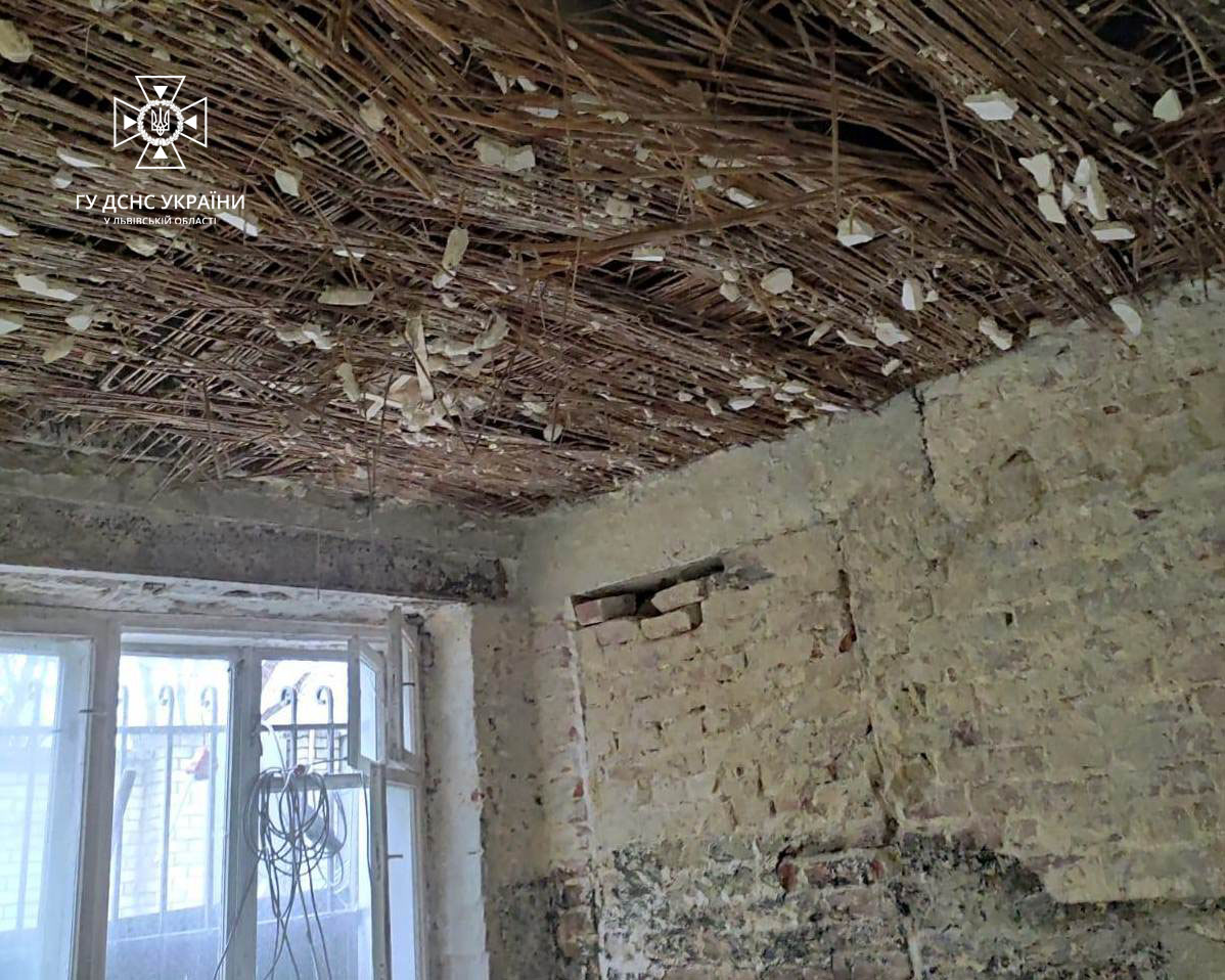 Під час ремонту у львівській квартирі виявили застарілі боєприпаси || Фото: facebook.com/LVIVDSNS