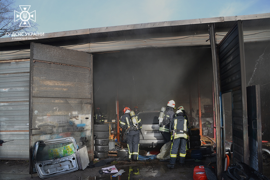 У Львові сталася пожежа в гаражі з автомобілями