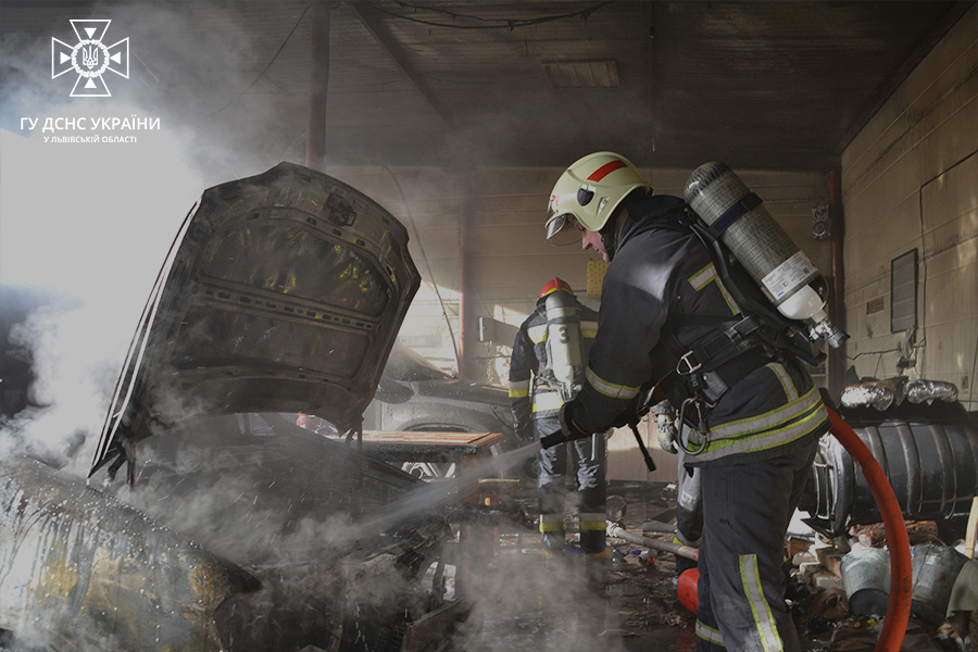 У Львові сталася пожежа в гаражі з автомобілями