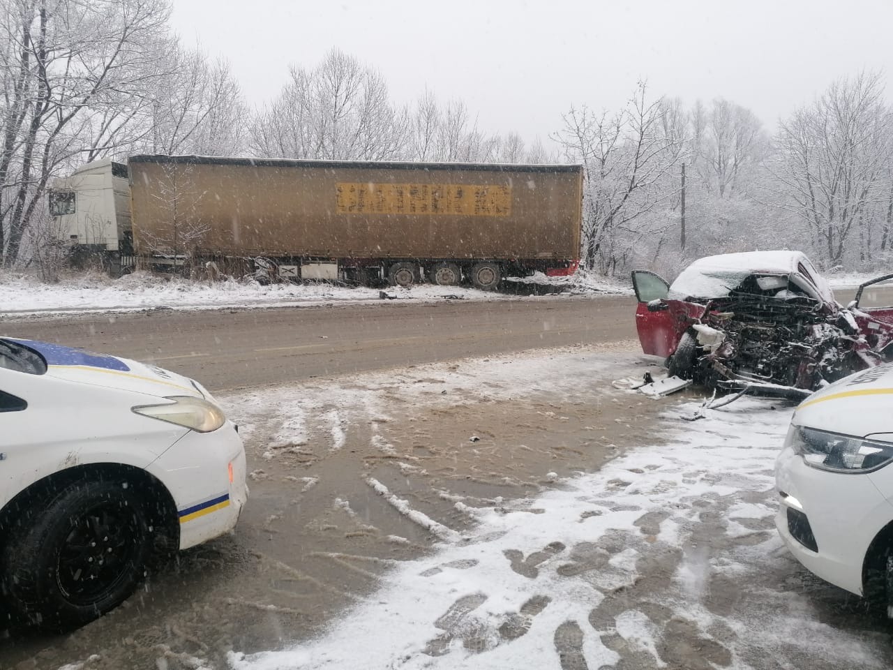 На Львівщині зіткнулися вантажівка і легковий автомобіль