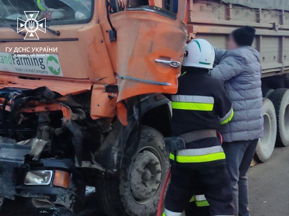 Постраждалого чоловіка вирізали з автомобіля через зіткнення двох вантажівок на Львівщині