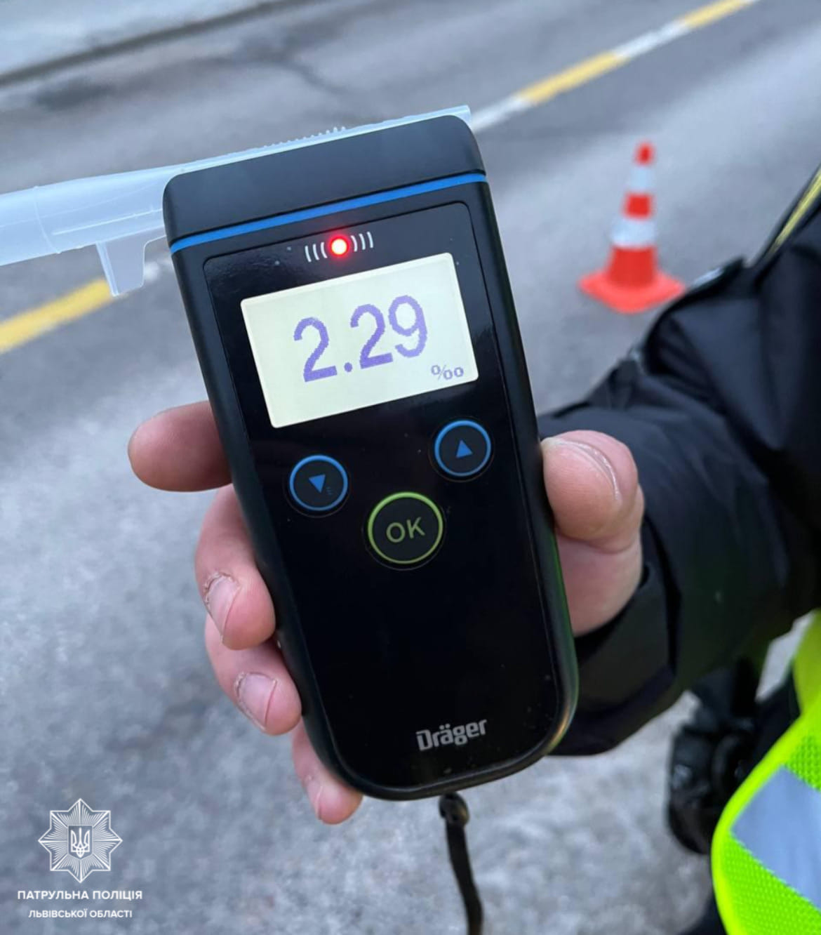 У Львові п’яний водій вилетів на острівець безпеки і протаранив знак