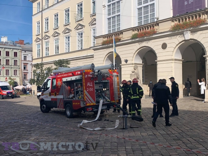 Із Львівської міської ради евакуювали людей. Фото: tvoemisto.tv