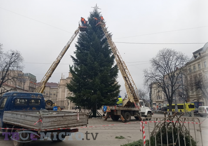 У центрі Львова прикрашають головну ялинку міста. Фото: tvoemisto.tv