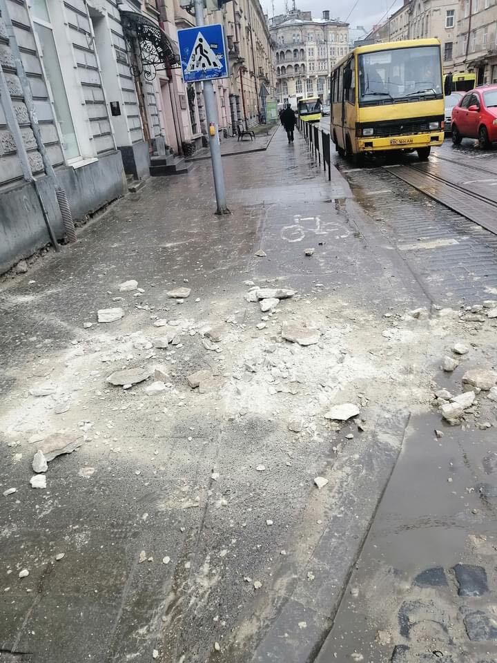 У Львові сильний вітер повалив паркан і зніс фрагменти фасадів будівель на тротуар