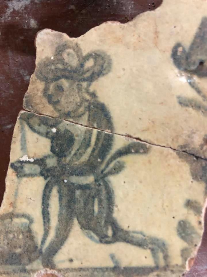 В одній із давніх кам&rsquo;яниць у центрі Львова знайшли кахлі 1530 року. Фото із Фейсбук сторінки Лілії Онищенко