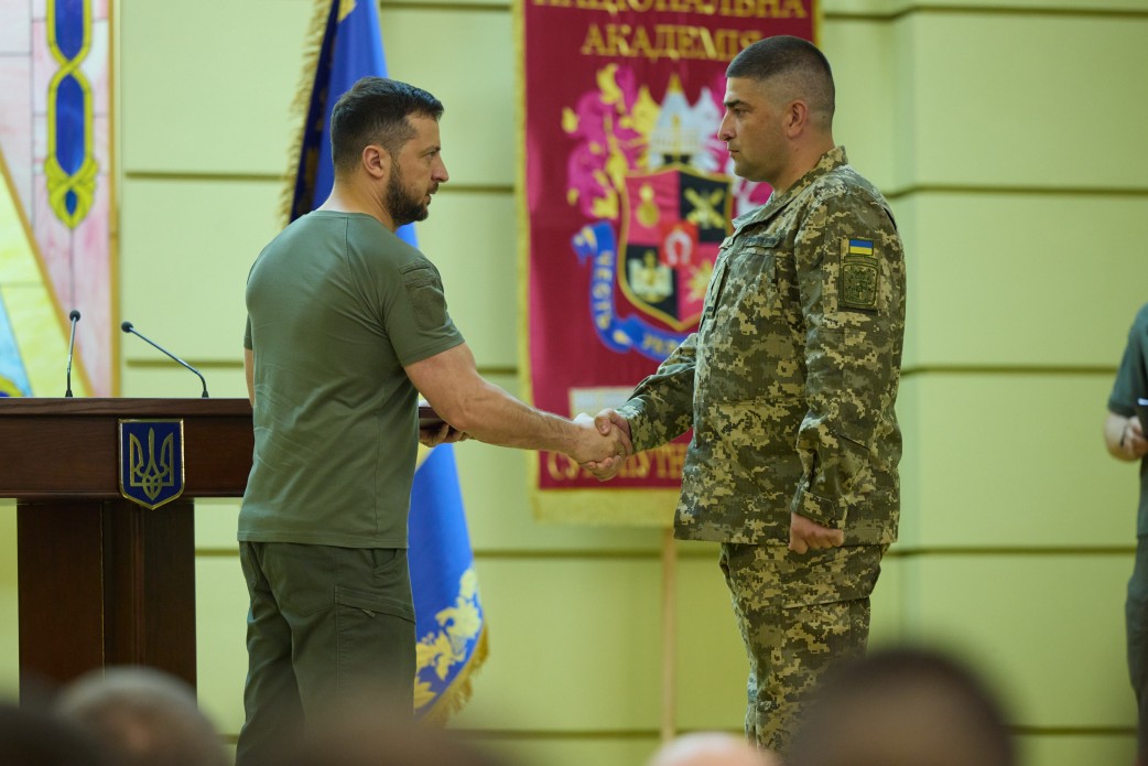 Зеленський відвідав академію Сухопутних військ у Львові і вручив нагороди курсантам
