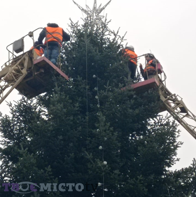 У центрі Львова прикрашають головну ялинку міста. Фото: tvoemisto.tv