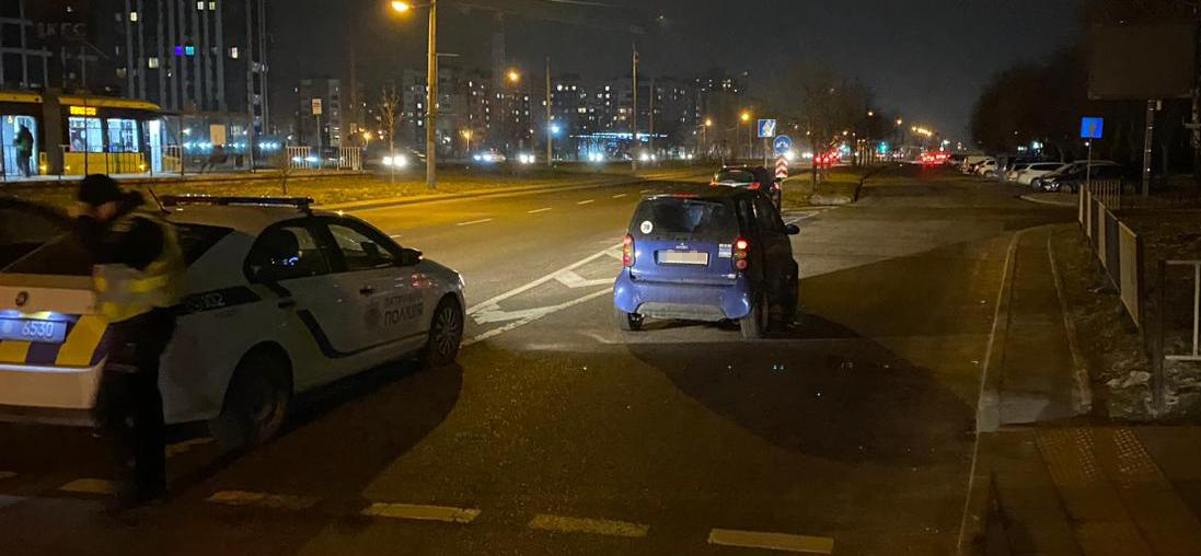 На Сихові 29-річний водій автомобіля збив чоловіка