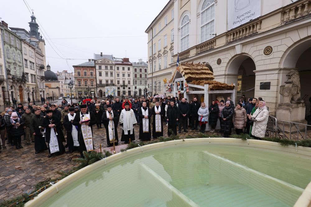 Приходь набрати: у Львові на площі Ринок освятили воду