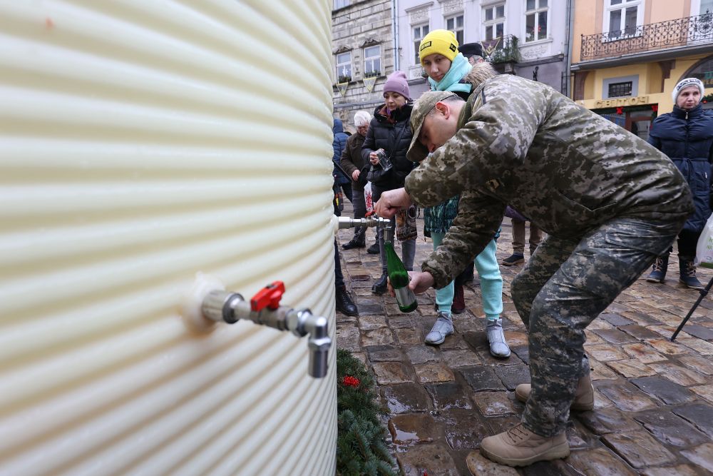 Приходь набрати: у Львові на площі Ринок освятили воду