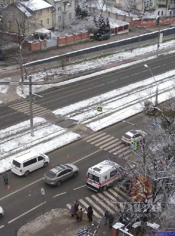 У Львові водій мікроавтобуса збив 14-річного хлопця на переході. Фото: Варта1