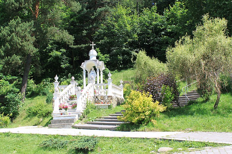 Капличка Божої Матері біля цілющого джерела. Фото: Vyachelav Mischenko