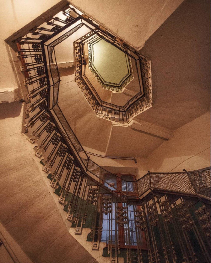 У соцмережах опублікували фото унікальних львівських під’їздів. Фото: instagram/syndrom__stendalya