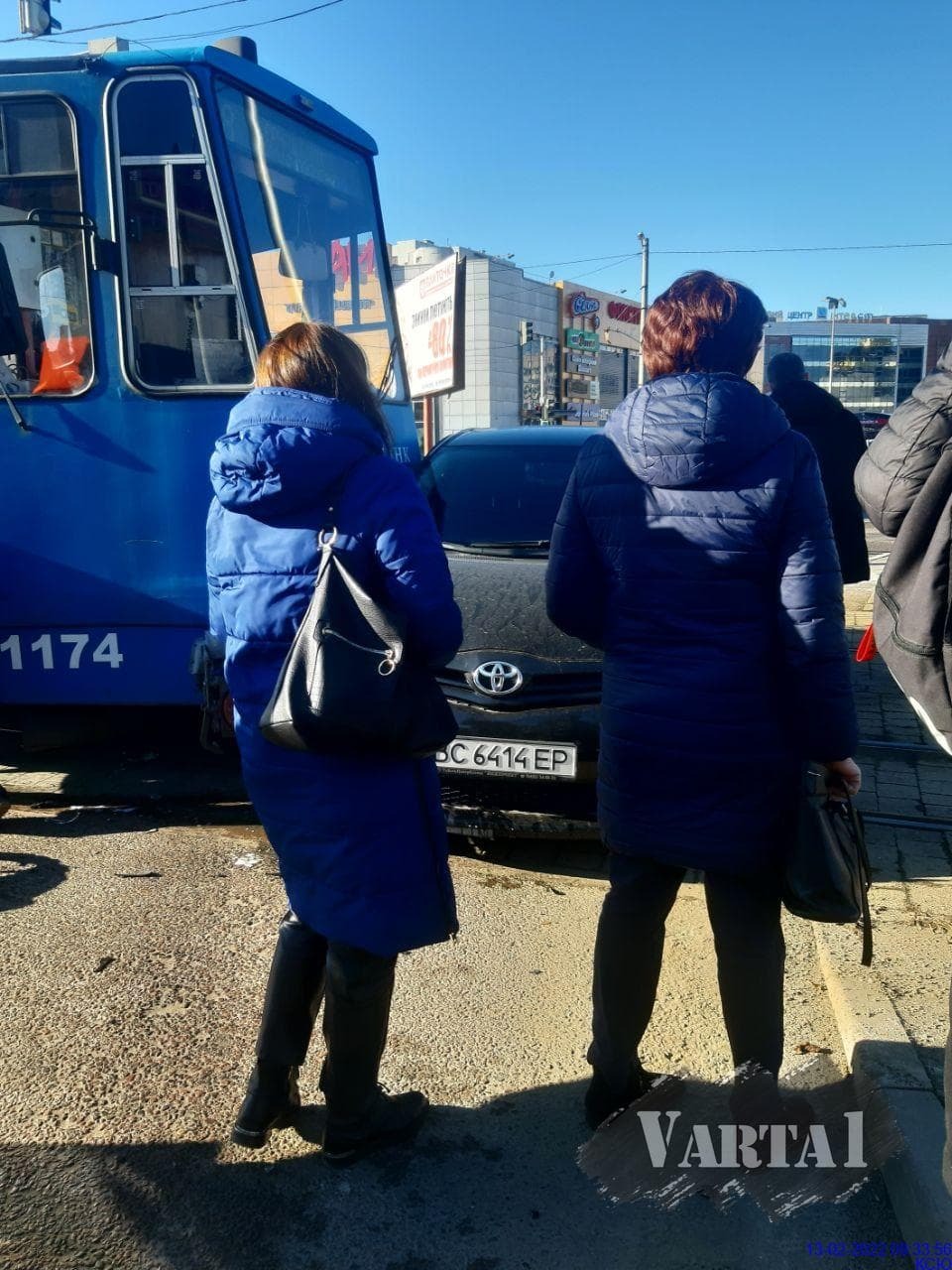 У Львові трамвай протаранив автомобіль Toyota