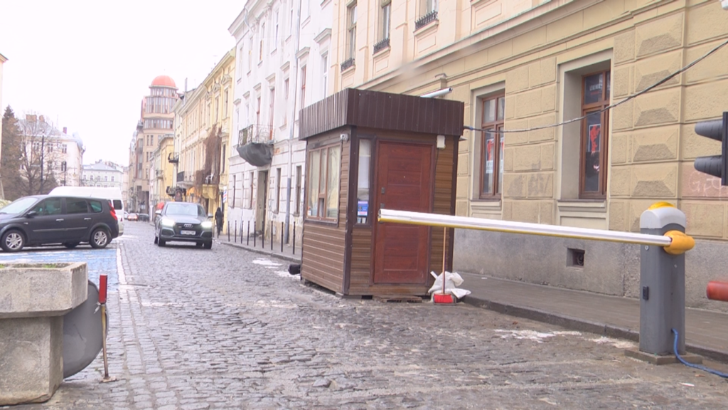 У центрі Львова на платній парковці злодій обікрав автомобіль