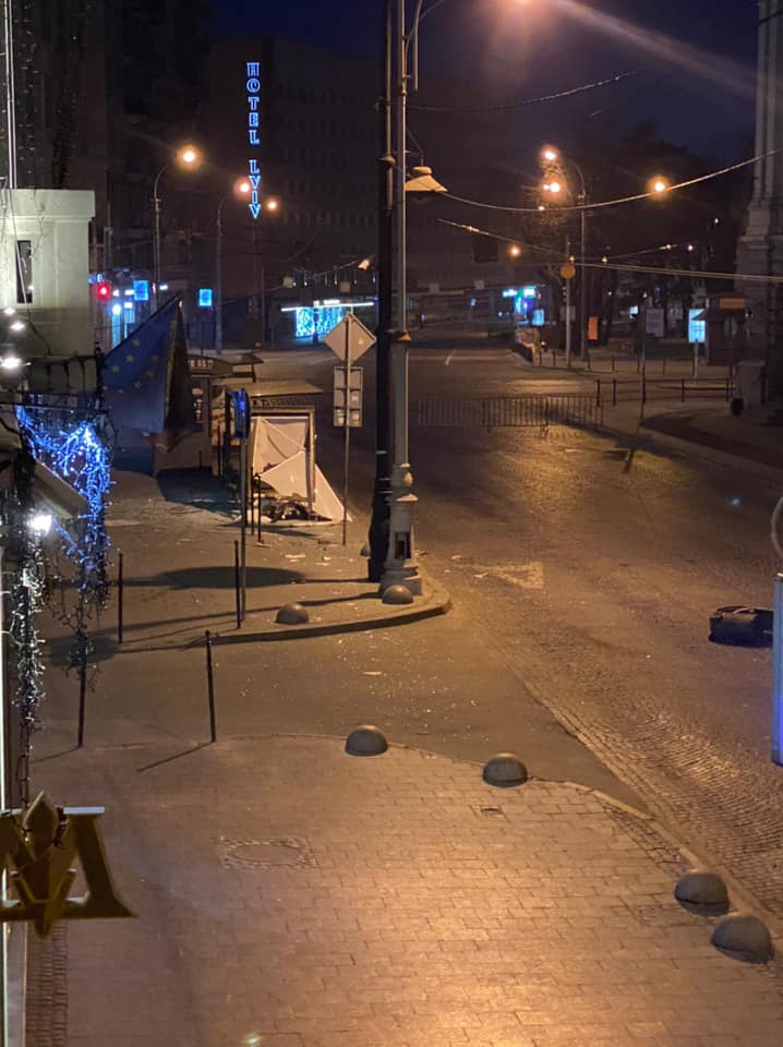 У центрі Львова позашляховик зніс скляну зупинку