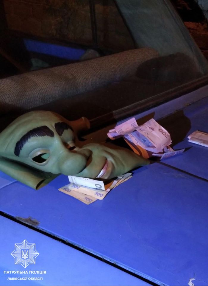 У Львові чоловіки в масках пограбували перехожого