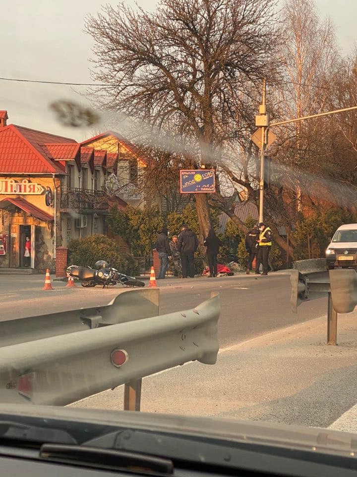 Біля Львова мотоцикліст зіткнувся з двома автомобілями