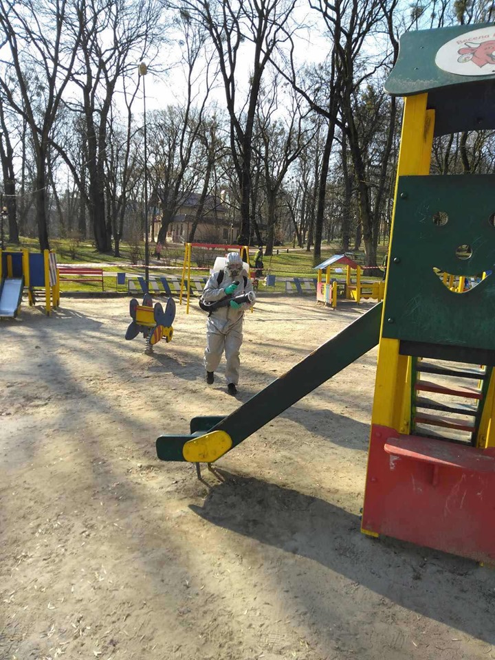 Дитячий майданчик огородили обмежувальною стрічкою