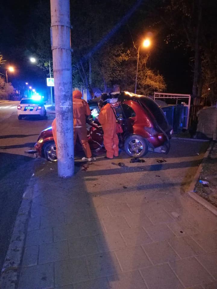 У Львові водій врізався у стовп