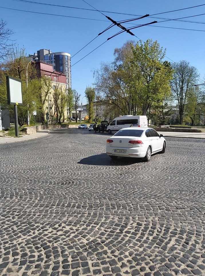 23 квітня невідомі стріляли в автомобіль волонтера