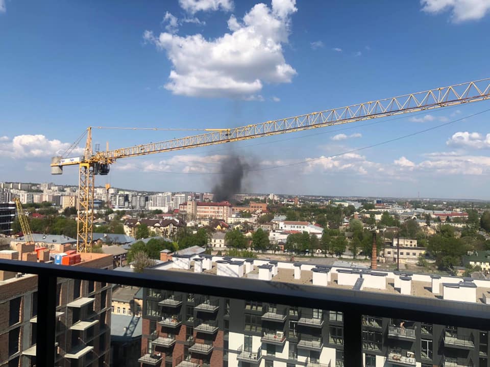 Фото, відео: у Львові горить завод фото 1