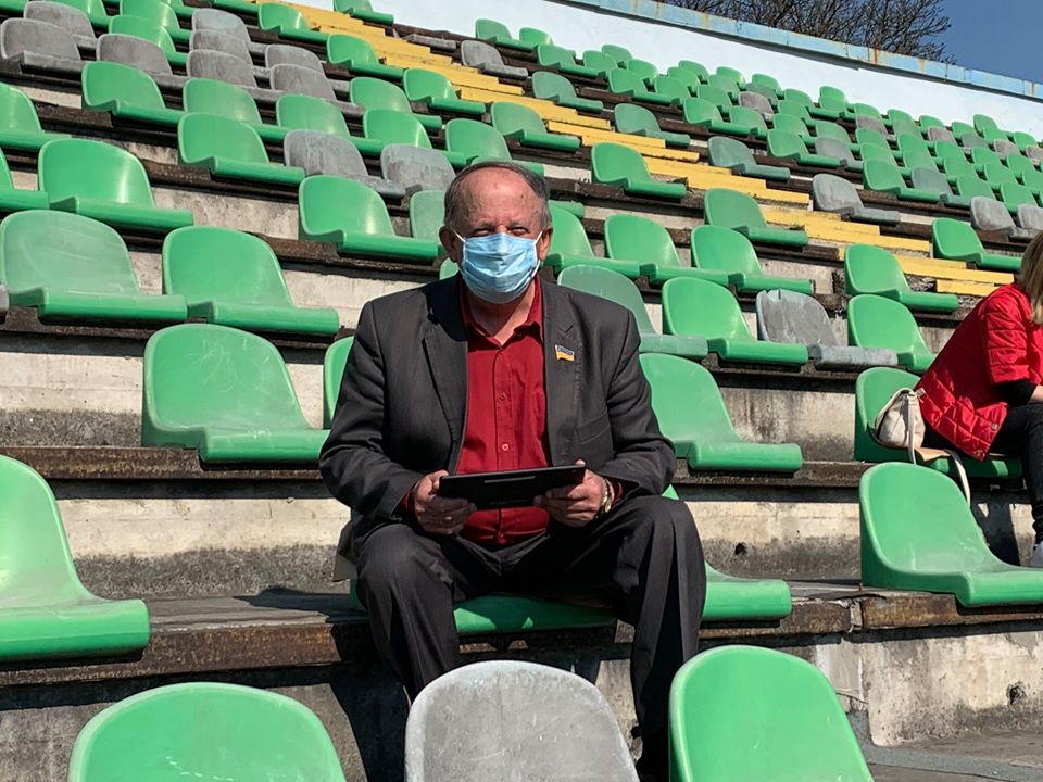 Депутати Червоноградської міськради провели засідання сесії на місцевому стадіоні