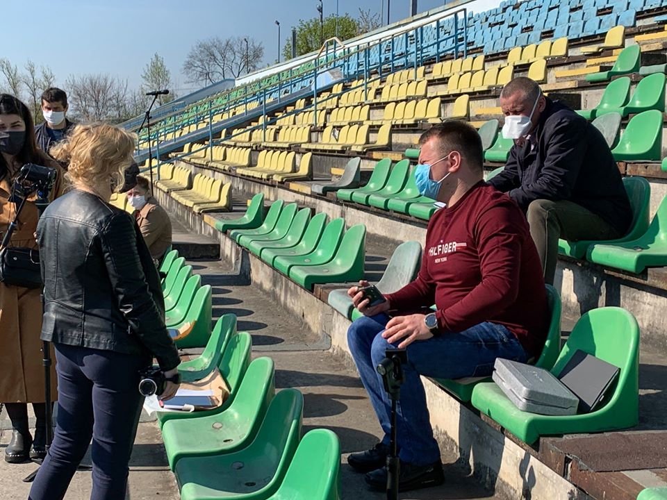 У Червонограді депутати провели засідання на стадіоні