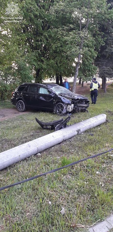У Львові нетверезий водій в’їхав у електроопору