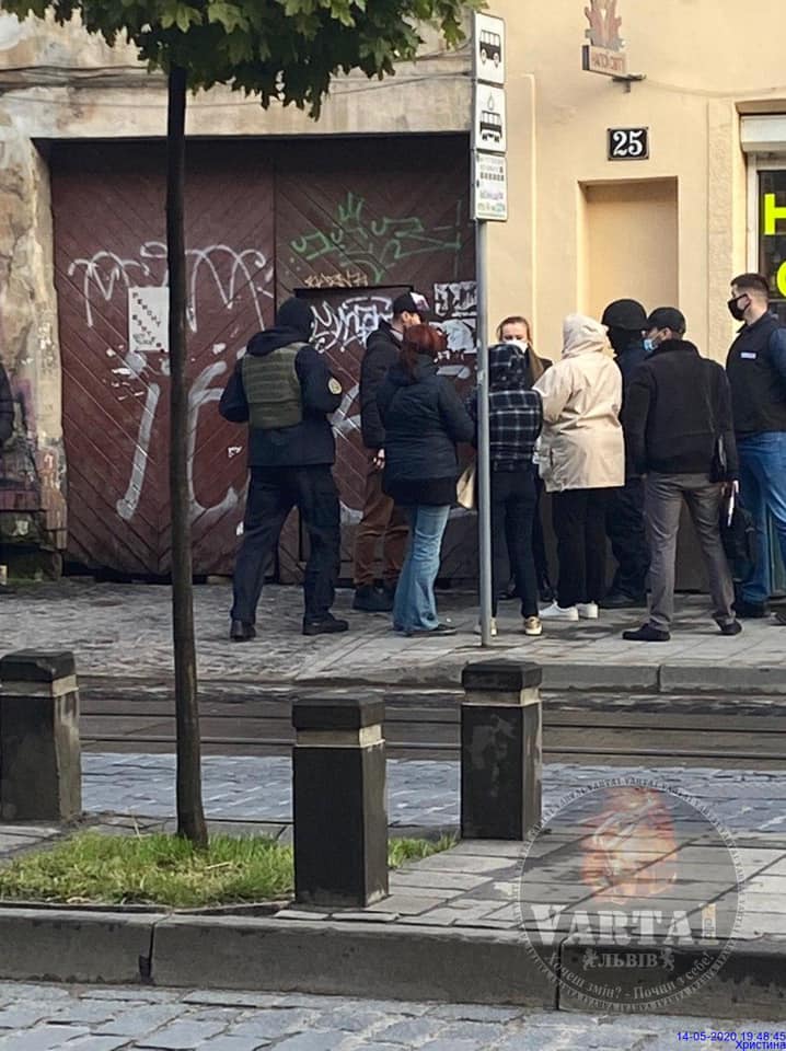 У центрі Львова поліцейські провели спецоперацію із затримання групи злочинців, які організували схему шахрайства з нерухомістю