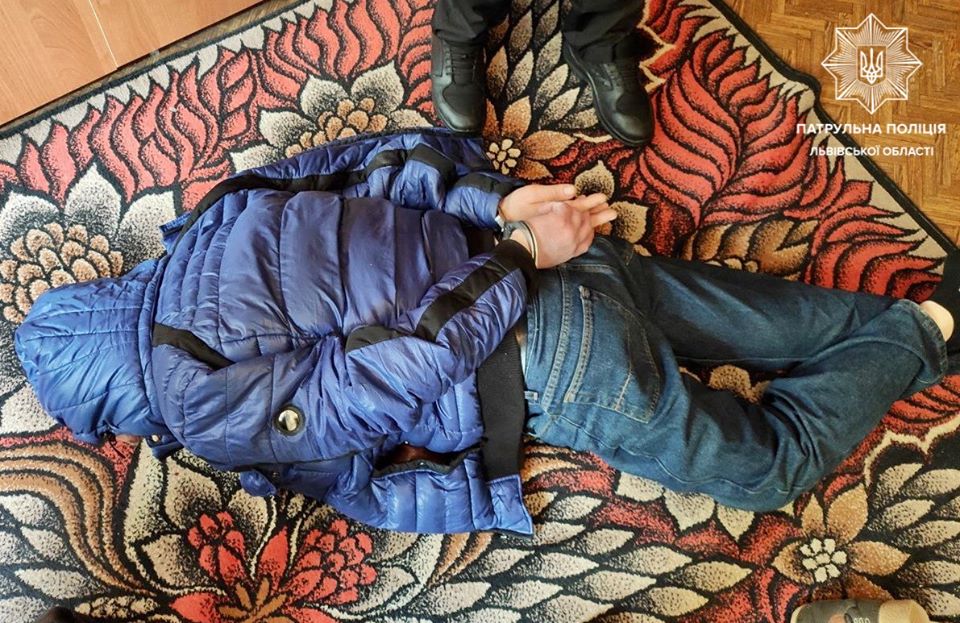 У Львові на вулиці Манастирського чоловік закрився у чужій квартирі і погрожував власниці ножем. Фото: патрульна поліція Львівщини