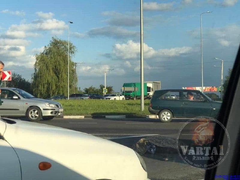 При виїзді зі Львова на кільці автомобіль насмерть збив пішохода. Фото: Варта1