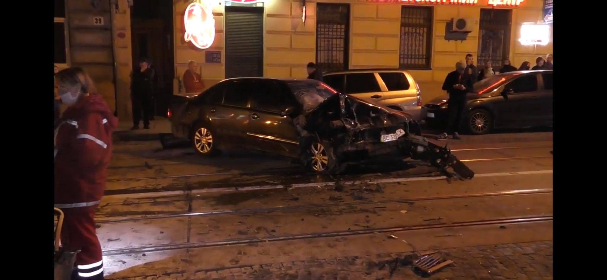 У Львові на вулиці Личаківській зіткнулися два автомобілі. Фото: скріншот з відео ДСНС