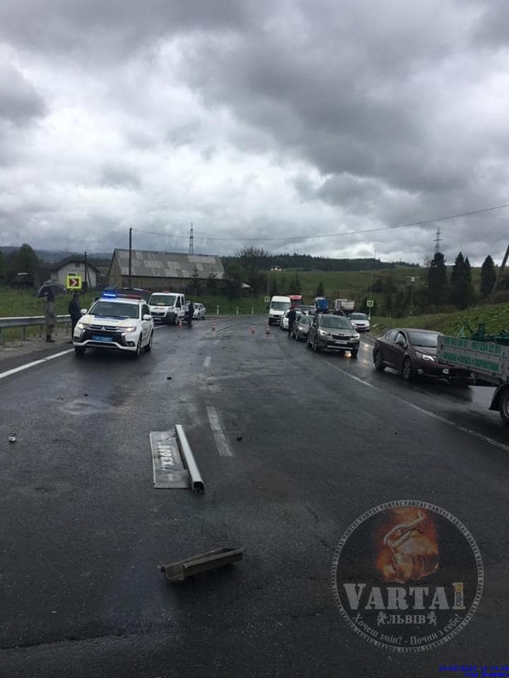 У ДТП на Львівщині четверо людей загинули, ще четверо — у лікарні. Фото: Варта1