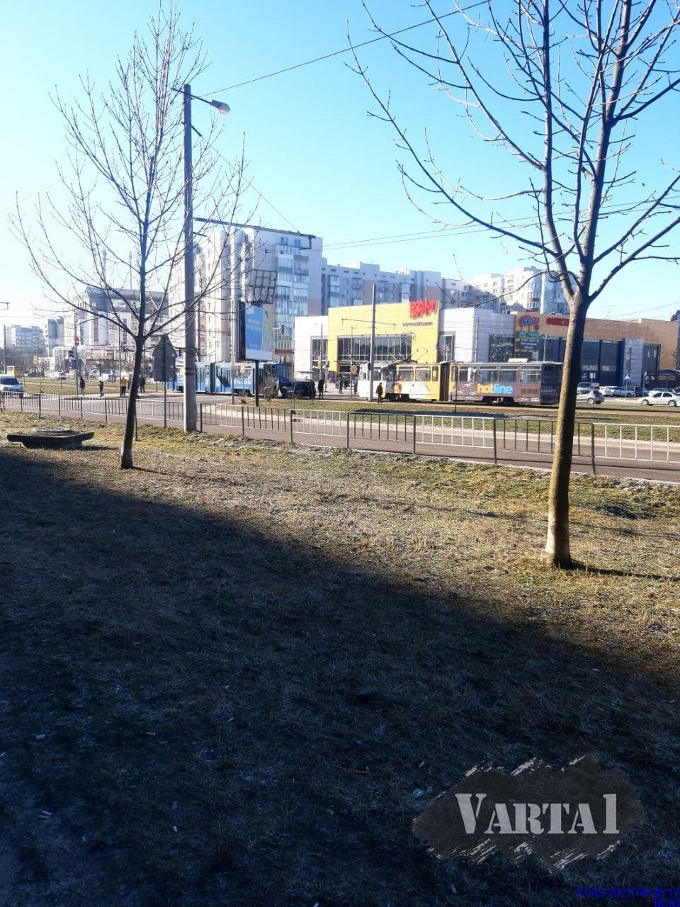 У Львові трамвай протаранив автомобіль Toyota