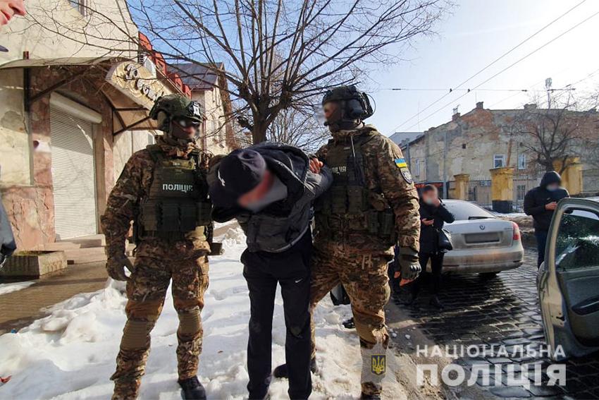 У Львові затримали вісьмох дилерів, які розповсюджували кілька видів наркотиків. Фото поліції