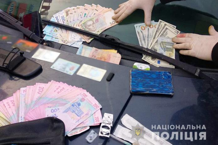 У Львові затримали вісьмох дилерів, які розповсюджували кілька видів наркотиків. Фото поліції