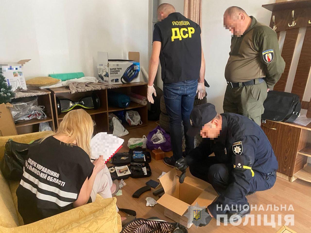 Львівські поліцейські затримали чоловіка, який займався контрабандою зброї