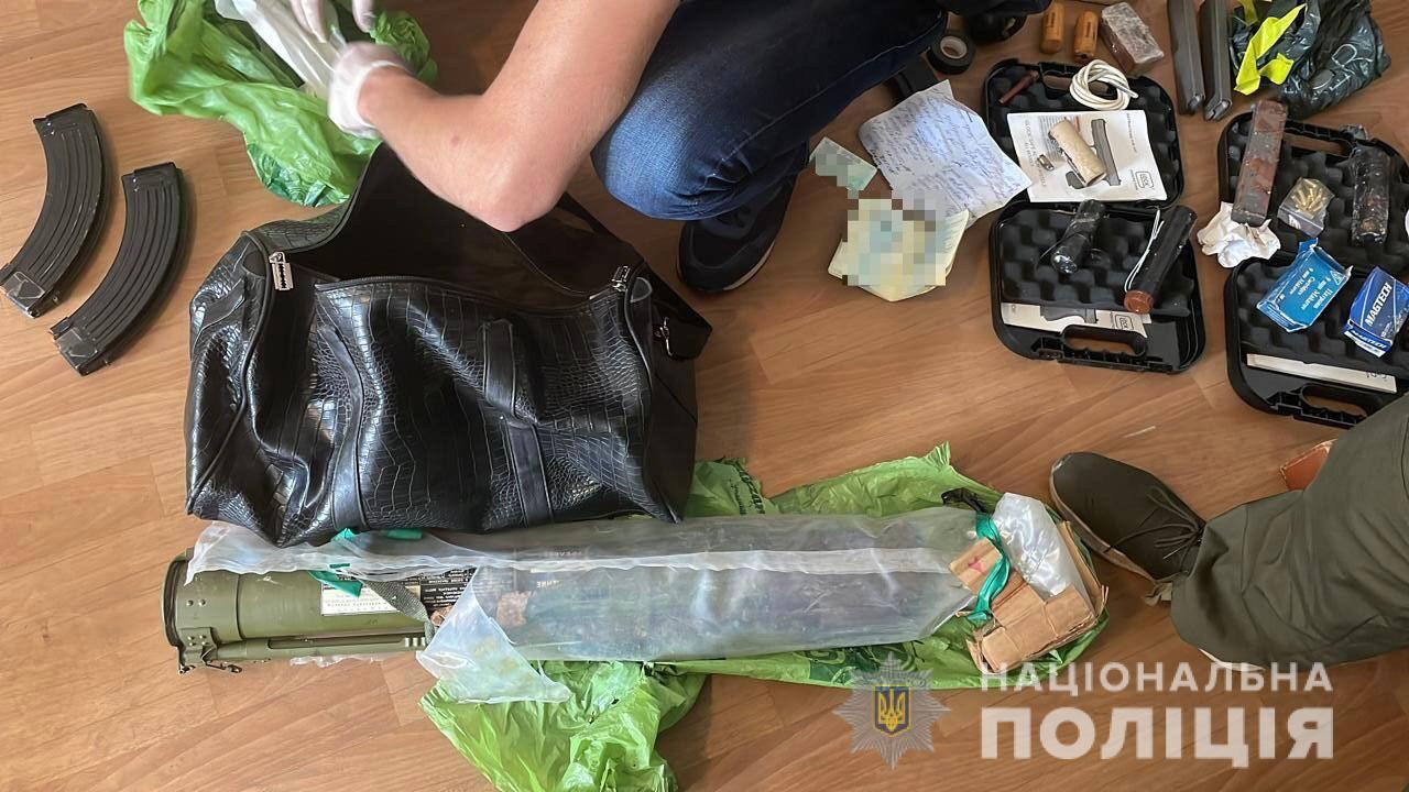 Львівські поліцейські затримали чоловіка, який займався контрабандою зброї