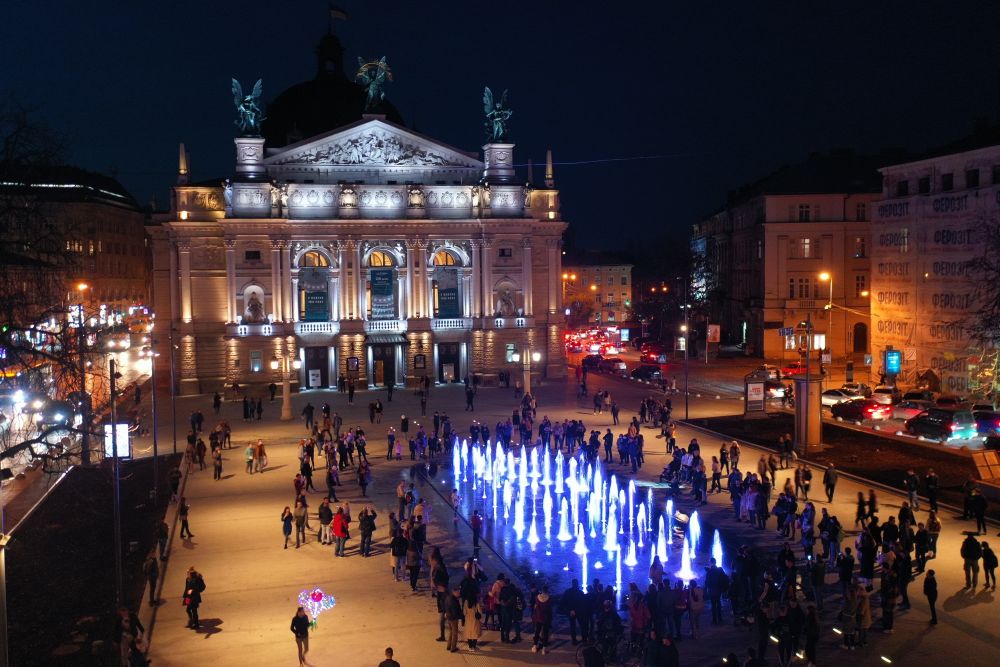У Львові запрацював новий фонтан на площі перед Оперним театром. Фото: Роман Балук