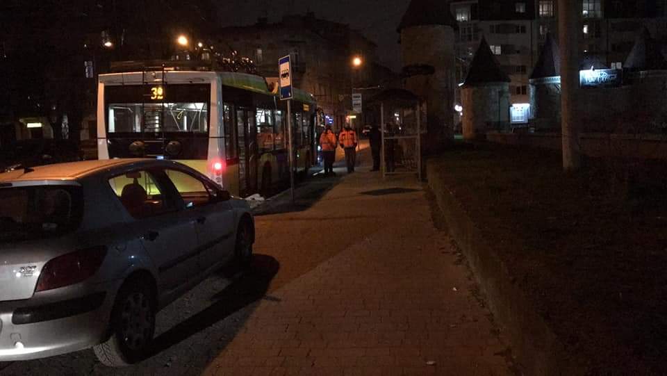У львівському тролейбусі помер чоловік. Фото: Варта1