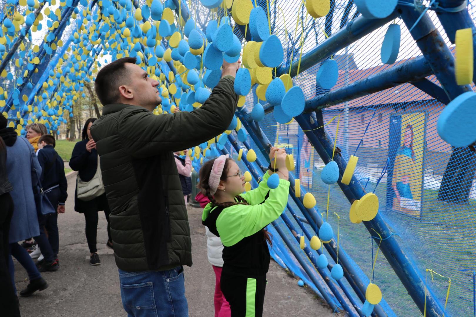 У парку «На Валах» відкрили інсталяцію «Коридор життя»