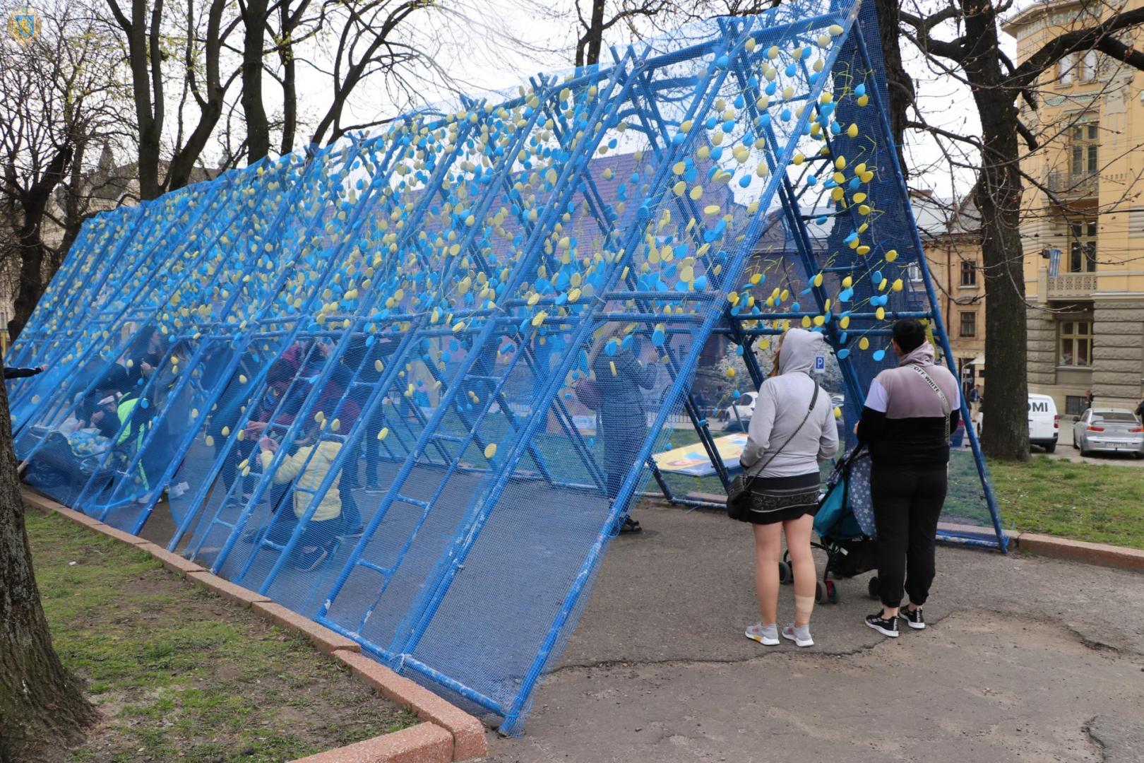 У парку «На Валах» відкрили інсталяцію «Коридор життя»