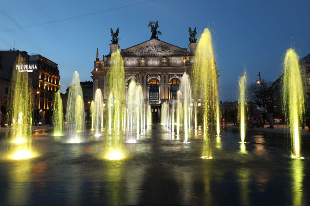 У Львові запрацював новий фонтан на площі перед Оперним театром. Фото: Роман Балук